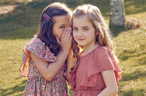 A Momi  a traduo da menina alegre, divertida e fashion.