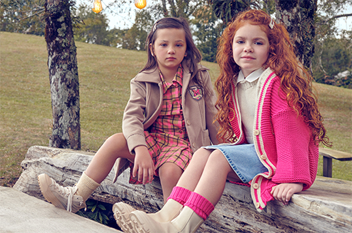 A Momi  a traduo da menina alegre, divertida e fashion.